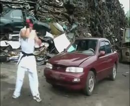 Боец разбивает машину