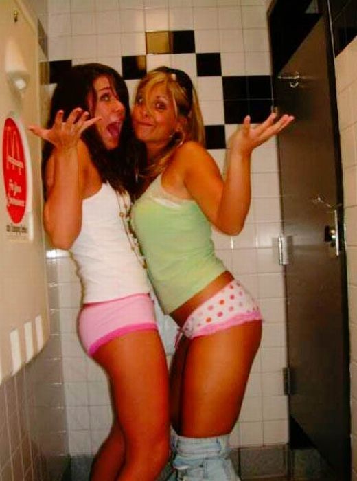 Хардкор секс двух лесбиянок в туалете