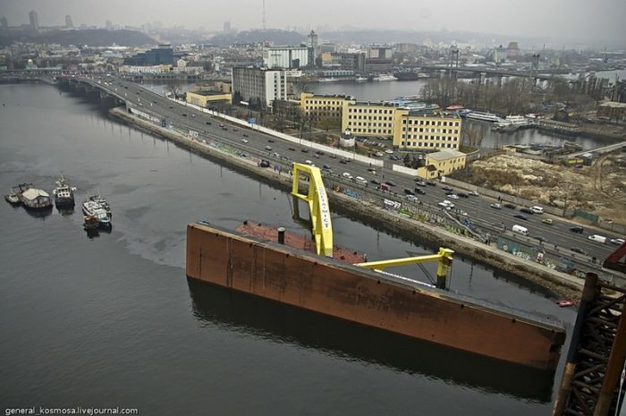 Рухнул самый большой кран в Украине (53 фото + 1 видео)