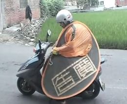 Японское ноу-хау - дождевик для скутера