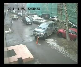 Неугомонный водитель таранит машины