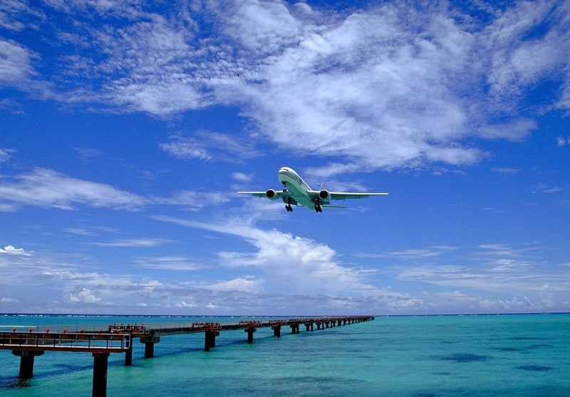Полет через океан. Самолет над морем. Красивый самолет. Полет самолета над морем. Самолет пляж над морем.