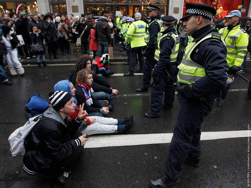 Лондонские студенты продолжают акции протеста против планов правительства повысить плату за обучение.