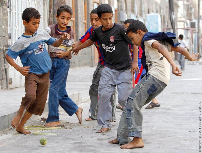 В Йемене проходит очередной футбольный Кубок наций Персидского залива. Мальчишки играют в футбол на торговой площади Кретер в Адене.  