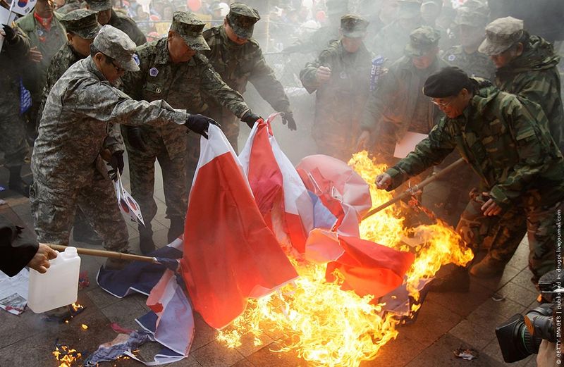 Южнокорейские ветераны войны в Корее провели сегодня в Сеуле акцию протеста против северокорейского режима. Были сожжены несколько флагов КНДР