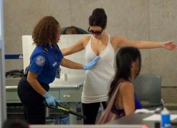 Как обыскивают в американских аэропортах (25 фото)