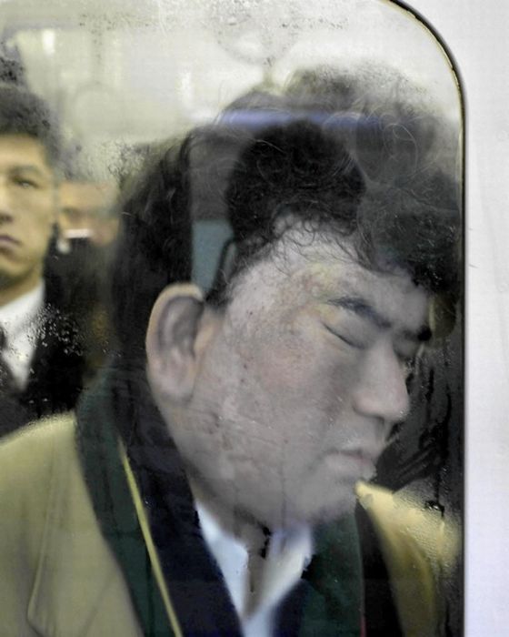 Токийское метро в час пик (10 фото)