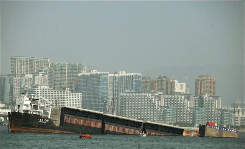 Тонущая баржа в Гонконге (7 фото)