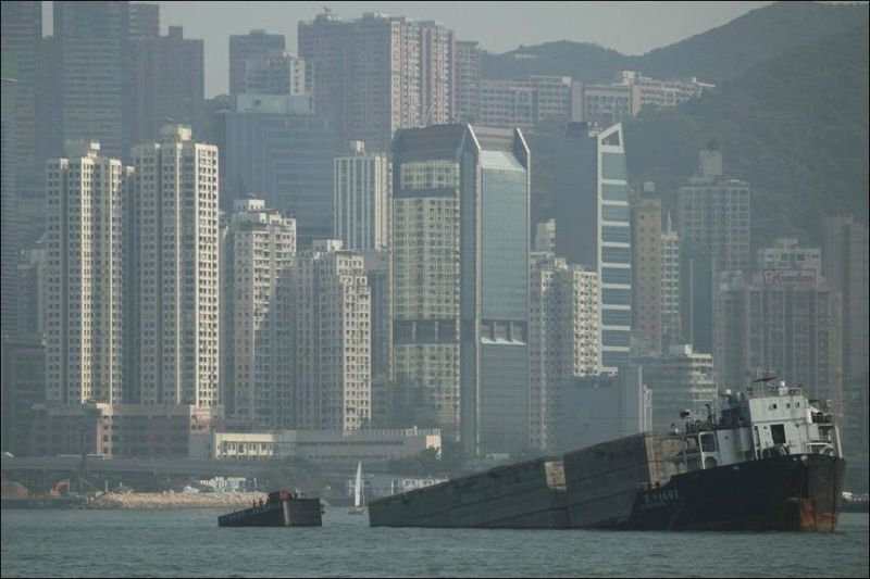 Тонущая баржа в Гонконге (7 фото)
