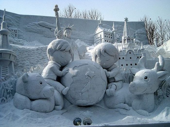 Тетюшане лепят снежные фигуры