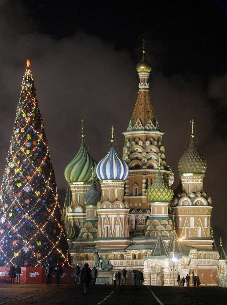 2. Установленная 2 декабря новогодняя елка на Красной площади в Москве. (Mikhail Metzel / AP)