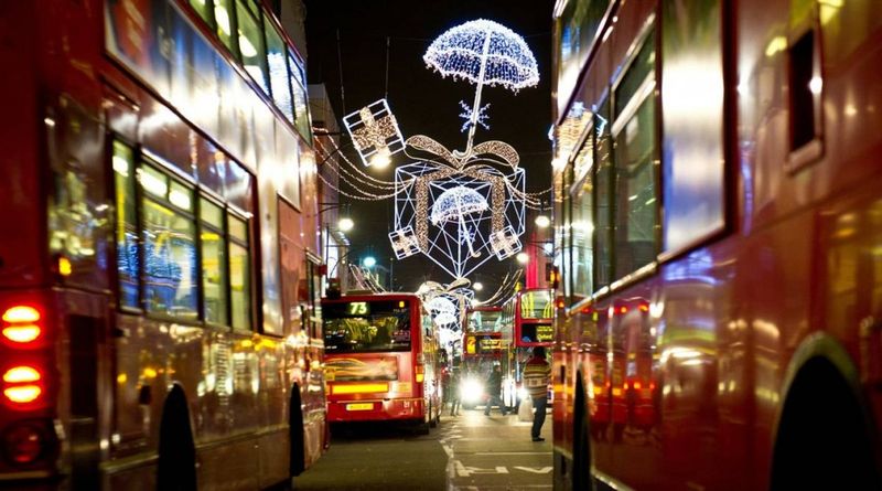 6. Автобусы на залитой огнями улице Оксфорд-Стрит в Лондоне 23 ноября. (Ian Gavan / Getty Images)