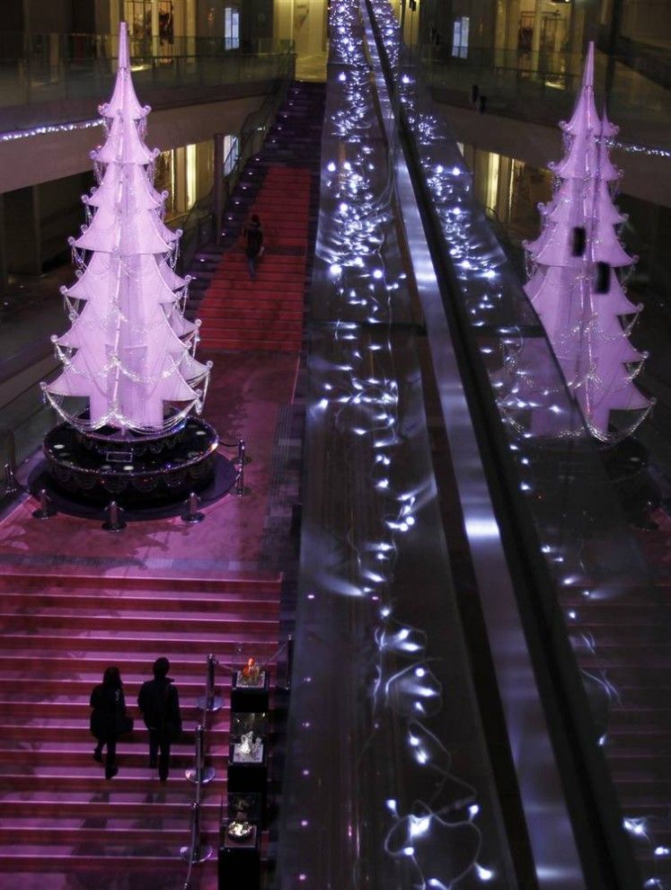 7 Пара идет к рождественской ёлке в торговом центре Токио 24 ноября. (Yuriko Nakao / Reuters)