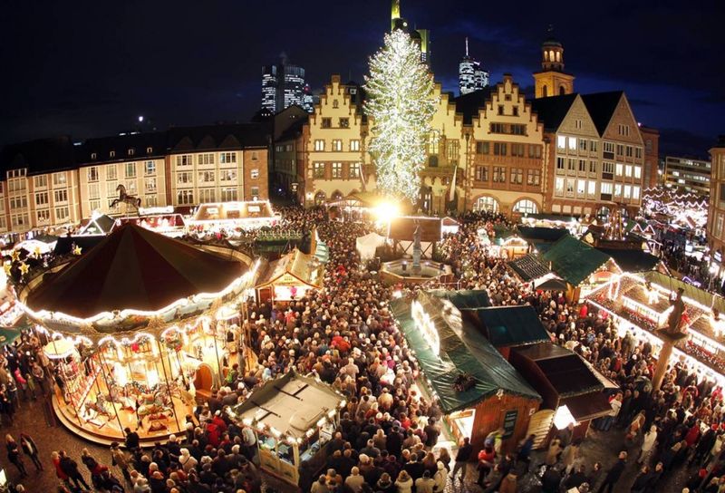 12. Сотни людей собрались на рождественском базаре во Франкфурте, официальное открытие которого состоялось 24 ноября церемонией зажжения огней на елке. (Michael Probst / AP)