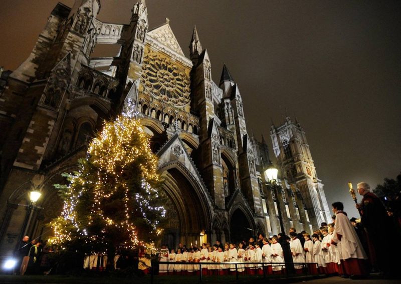 15. Хористы выступают перед рождественской елкой в Вестминстерском аббатстве в Лондоне 6 декабря. (Facundo Arrizabalaga / EPA)