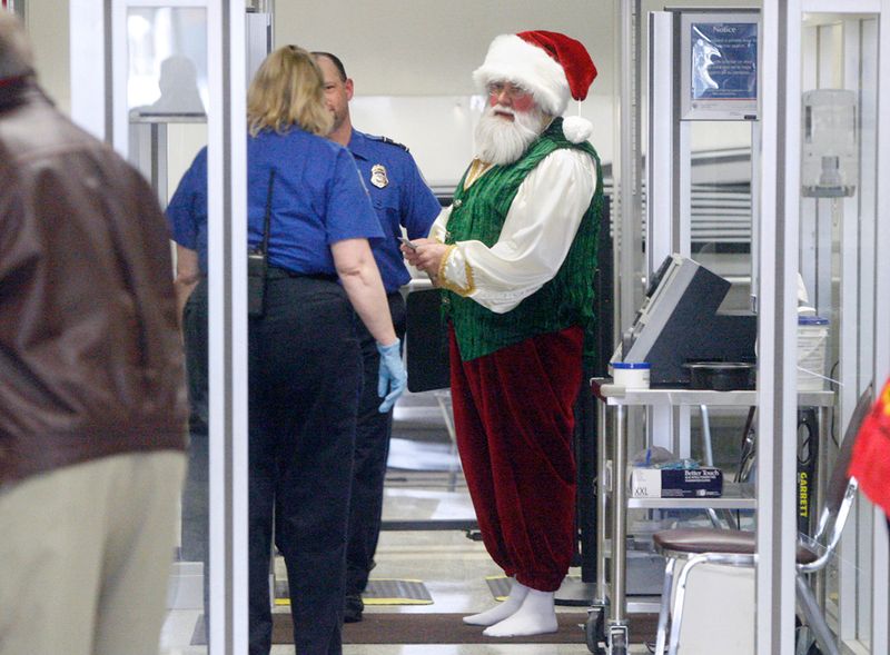 Санта-Клаус Лари Дуриан во время сканирования в аэропорте Кантон в Грине, штат Огайо, 8 декабря. Санта провел около семи часов в аэропорту, приветствуя пассажиров