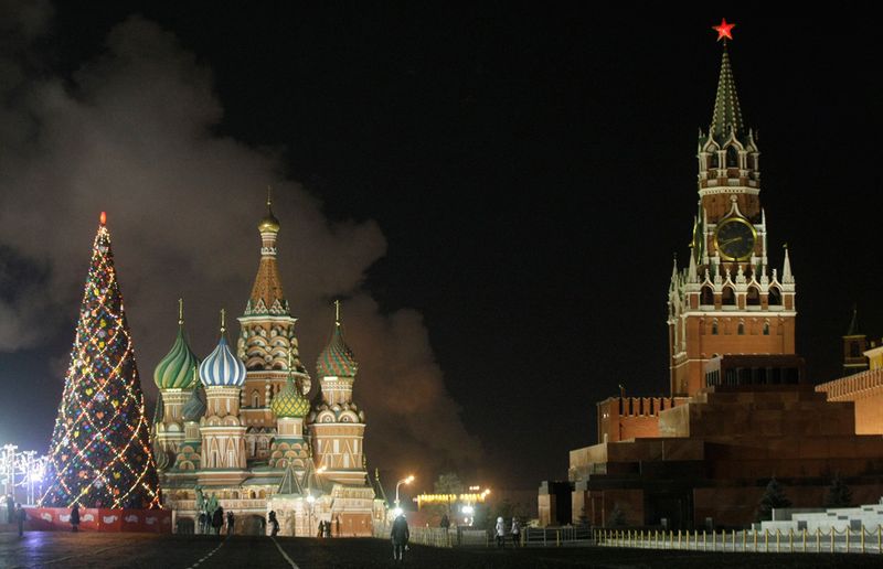 Елка на Красной площади на фоне Покровского собора и Спасской башни (справа) в Москве 2 декабря.