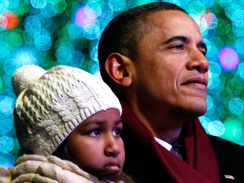 Президент США Барак Обама и его дочь Саша на церемонии зажжения елки в Вашингтоне 9 декабря. 