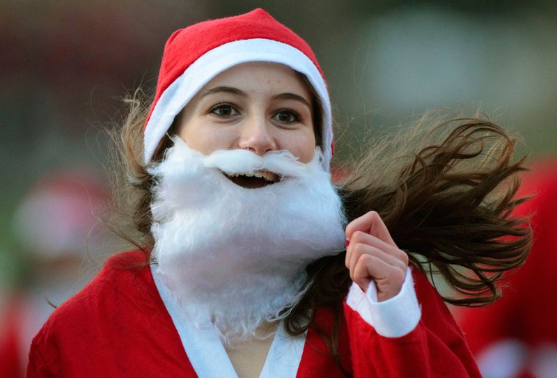 Участница «марафона Санта-Клаусов» на улице Принсес-Стрит в Эдинбурге 12 декабря