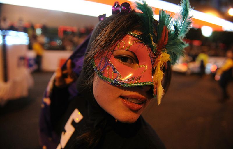 Участница парада на фестивале огней в Сан-Хосе, Коста-Рика, 11 декабря.