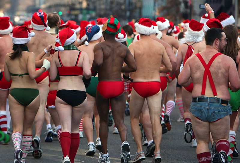 Бегуны в конце марафона «Санта-Спидо», начавшегося у ресторана «Lir Irish Pub & Restaurant», в Бостоне 11 декабря. 