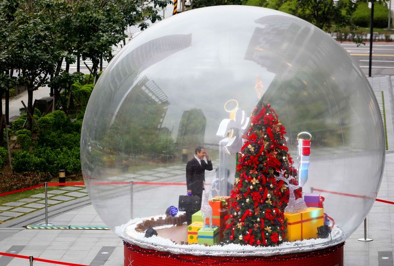 Мужчина в огромном шаре недалеко от торгового центра в Тайбэе, Тайвань, 7 декабря. 
