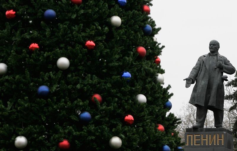 Новогодняя елка на фоне статуи Ленину на площади Ростова-на-Дону 9 декабря.