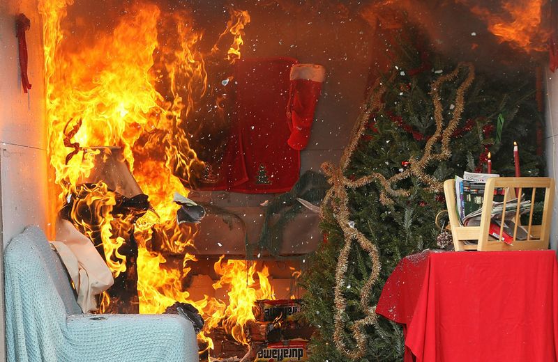 Огонь от камина в специальной комнате во время демонстрации важности мер пожарной безопасности в Менло Парке, штат Калифорния, 9 декабря. Пожарное отделение Менло Парка провело ежегодную демонстрацию мер пожарной безопасности, чтобы предупредить людей об опасности пожара во время новогодних праздников. На демонстрации пожарные показали, как быстро огонь может охватить весь дом, если вдруг елка загорится от огня в камине или оставленных без присмотра свечей.
