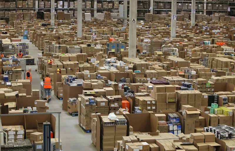Работники английского отделения сайта Amazon.co.uk готовятся к нелегкому праздничному сезону в Своунси, Уэльс, 26 ноября. Это крупнейшее отделение Amazon из шести существующих в Великобритании, его площадь составляет 800 000 кв. футов.