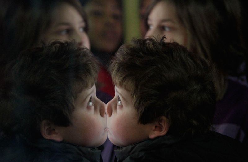 Дети смотрят на украшенную к празднику витрину универмага «Macy’s» в Нью-Йорке 11 декабря. 
