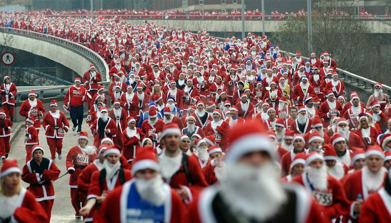 Бегуны в костюмах Санта-Клаусов во время марафона в Ливерпуле 5 декабря. На ежегодном мероприятии тысячи участников бегут 5-километровый маршрут по улицам города.