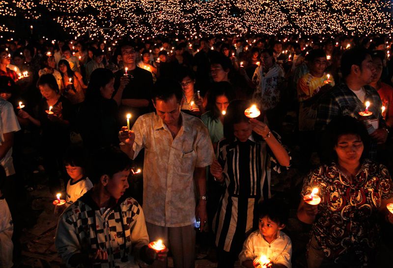 Христиане со свечами во время рождественской службы на стадионе «Гелора Бунг Карно» в Джакарте 11 декабря. Сто тысяч христиан собрались на крупнейшем стадионе столицы Индонезии для этой службы. 