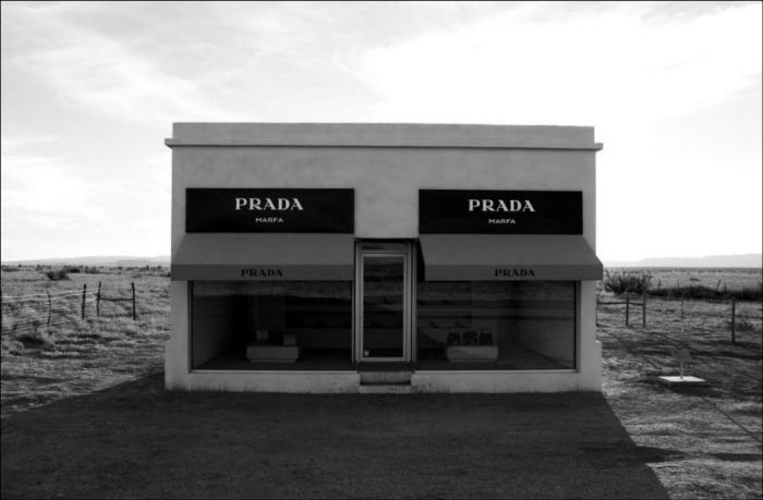 Cамый одинокий магазин Prada в мире (11 фото)