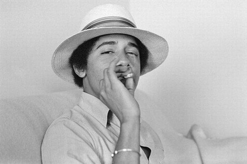 1. Барак Обама, президент США.brВ феврале 2010 года врачи посоветовали Бараку Обаме бросить курить. И хотя он, по–видимому, временами использует заместительную терапию никотиновой зависимости, но так не бросил эту вредную привычку. Будем надеяться, что он все-таки бросит курить, но почему-то эта его плохая привычка делает его простым человеком, так сказать, ближе к народу. То как харизматично он держит сигарету :) , глядя прямо в камеру в своей соломенной шляпе, говорит о его нетривиальных способностях руководителя.