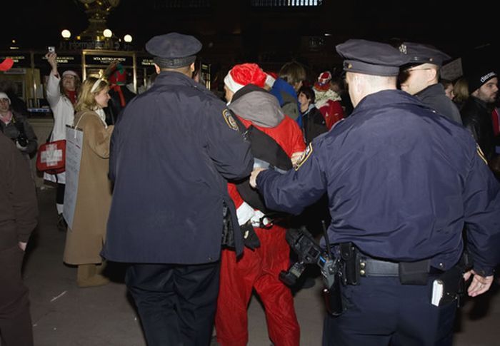 Санта Клаусы в руках полиции (14 фото)