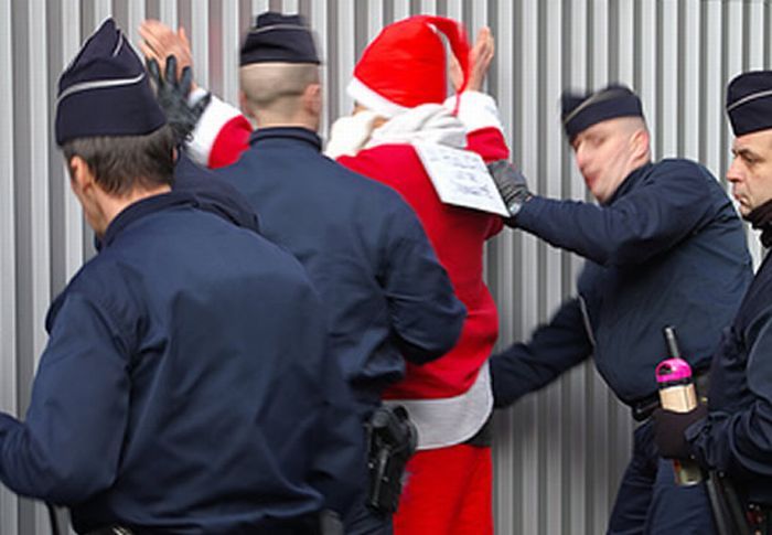Санта Клаусы в руках полиции (14 фото)