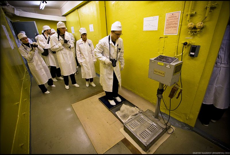 покидая реакторный зал проходим пост радиационного контроля.