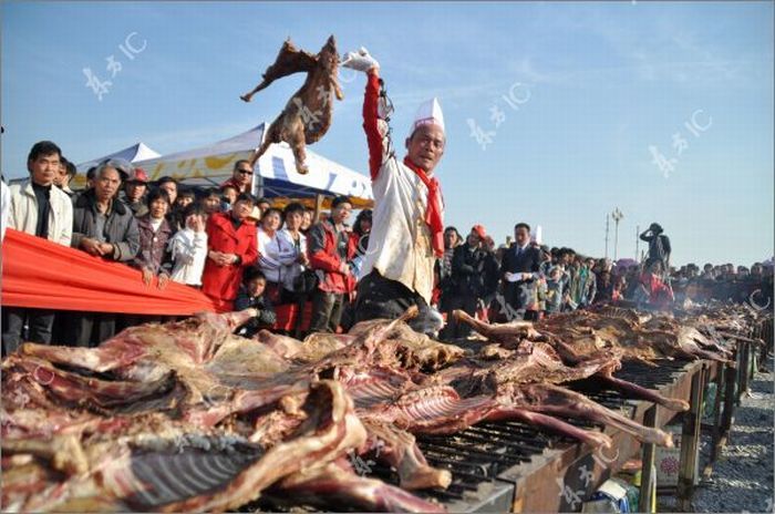 Китаец приготовил 136 коз одновременно (22 фото)