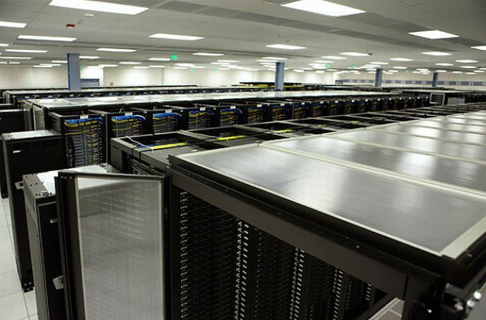 Дата-центр в Калифорнии и десятки тысяч серверов  