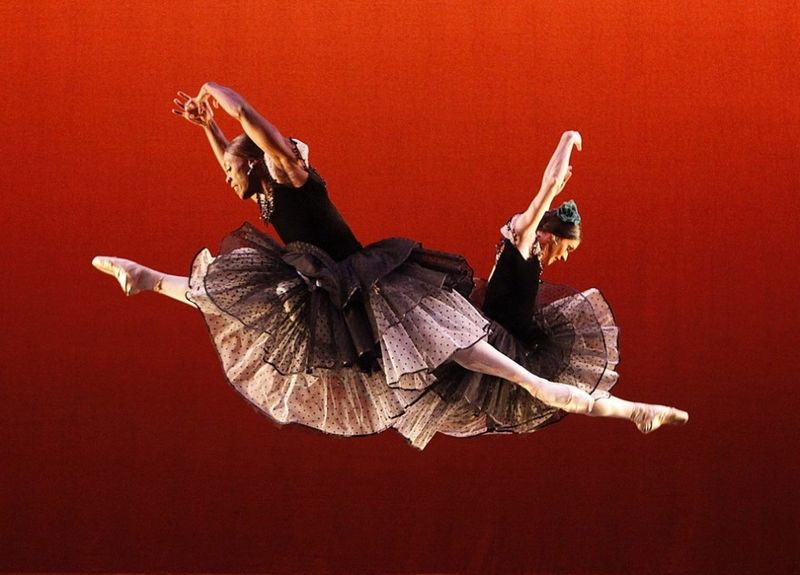 1. Годом возникновения балета считается 1974. Именно тогда труппа была собрана в первый раз, но выступления давались только для узкого круга лиц (родных и друзей). И это понятно, труппа, состоящая из одних мужчин, была революционным решением. На фото: танцоры Трокс в постановке «Majisima»