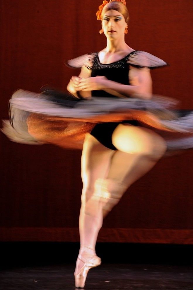 6. Танцовщики из труппы Трокс обладают великолепной профессиональной подготовкой. На фото: танцовщик из Трокс с легкостью крутится, как волчок.