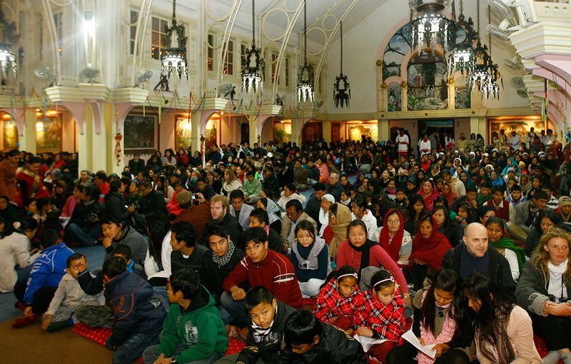 14. Непальские христиане на службе в канун Рождества в католической церкви в Лалитпуре на окраине Катманду. Менее чем 1% из 27-миллионного населения Непала христиане. Большую часть населения страны составляют индусы. (PRAKASH MATHEMA/AFP/Getty Images)