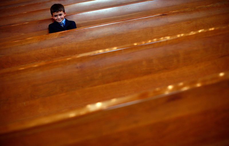 17. Восьмилетний Майкл Хилл после рождественской службы в Соборе Богоматери в Лос-Анджелесе 25 декабря. (Eric Thayer/Getty Images)
