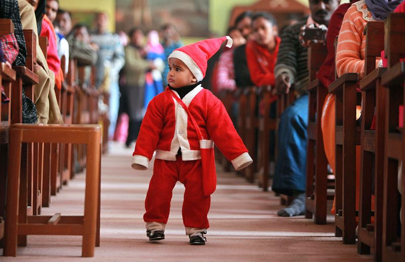 19. Ребенок в костюме Санта-Клауса на утренней службе в церкви в Джамму 25 декабря. (AP Photo/Channi Anand)