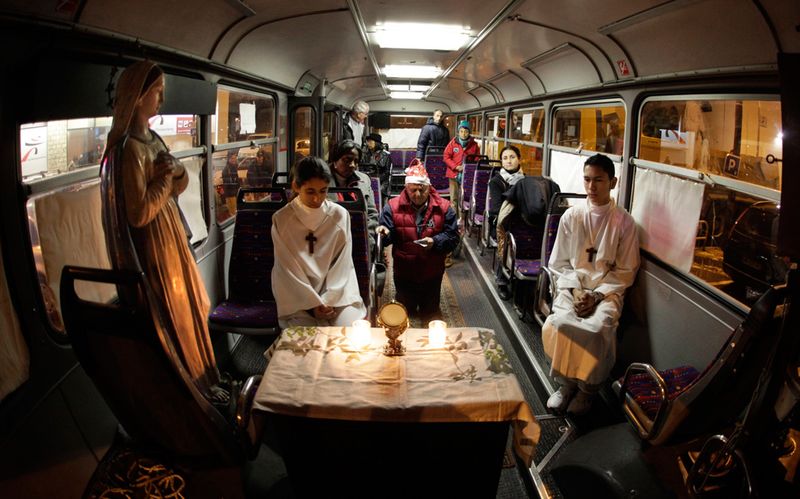 26. Бездомные на службе в автобусе в Ницце 25 декабря. (REUTERS/Eric Gaillard)