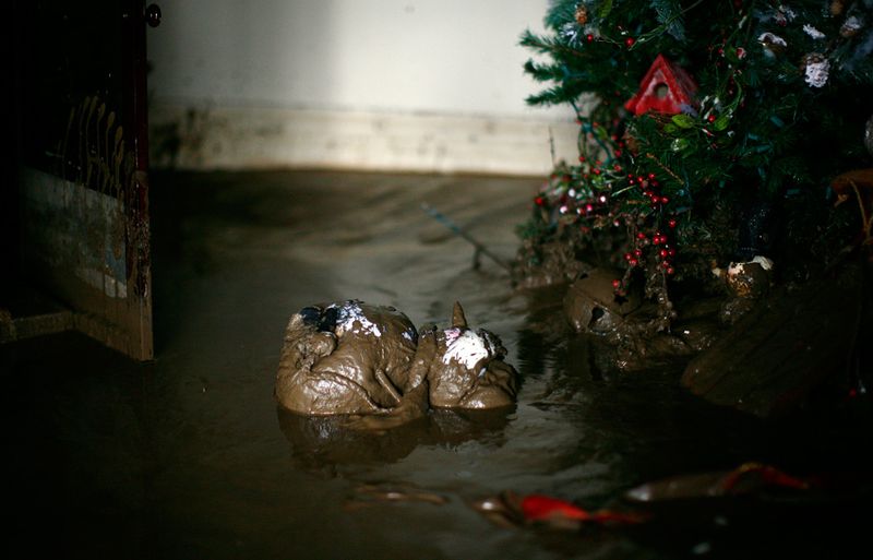 27. Мягкая игрушка в грязи рядом с елкой после наводнения в Хайленде, Калифорния. Жители Южной Калифорнии пострадали от сильнейших гроз и штормов, вызвавших наводнение. (Eric Thayer/Getty Images)
