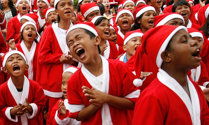 31. Индонезийские дети в костюмах Санта-Клаусов поют рождественские гимны в Джакарте 26 декабря. (REUTERS/Supri)