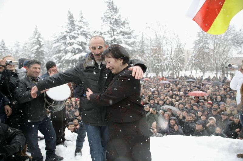 Погода в осетии в мае. Оппозиция Южной Осетии. Начальник госохраны Южной Осетии. Митинг в Цхинвале 2011.