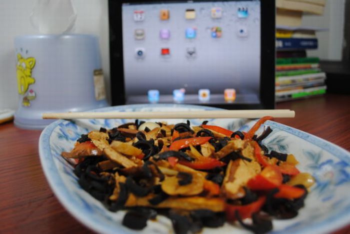 Китаец съел чехол от iPad (33 фото)