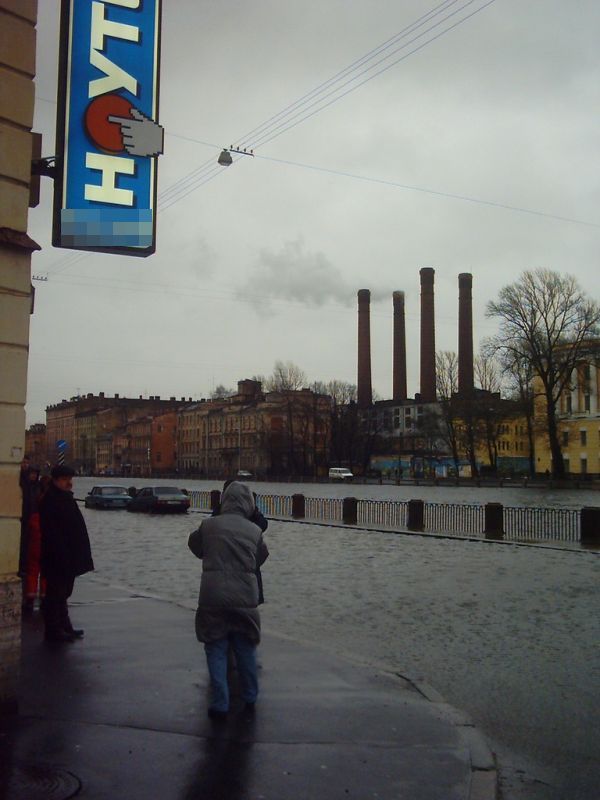 В Петербурге фонтанка вышла из берегов (6 фото + 2 видео)